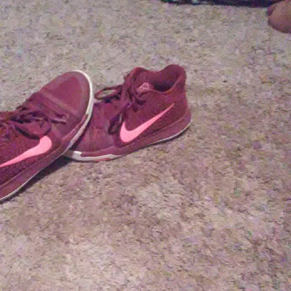 Red kyrie's - Picture 2 of 2